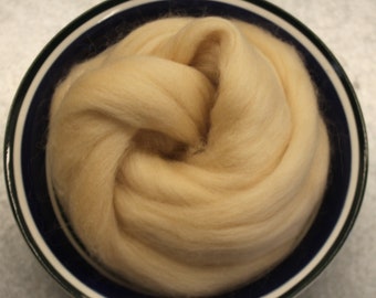 Banana Cream Merino Wool Roving - 21.5 micron - 1 oz - For Nuno Felting, Wet Felting, Weaving, Spinning - OEKO Tex 100 Certified