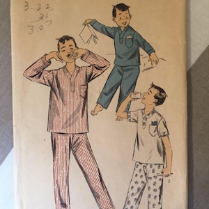 Puede incluir: Patrón de costura vintage para pijamas de niño, talla 6. El patrón muestra a tres niños con diferentes pijamas: uno con rayas rojas y blancas, otro con una parte superior y pantalones azules sólidos, y otro con una parte superior blanca y pantalones con estampado floral. El patrón está etiquetado como "Advance 7003".