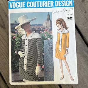 Puede incluir: Patrón de diseño de costura Vogue para un vestido de Federico Forquet de Italia, 1892. El patrón muestra a dos mujeres con vestidos, una con un vestido a rayas blanco y negro con un sombrero blanco y la otra con un vestido amarillo. El patrón está fotografiado en Roma.