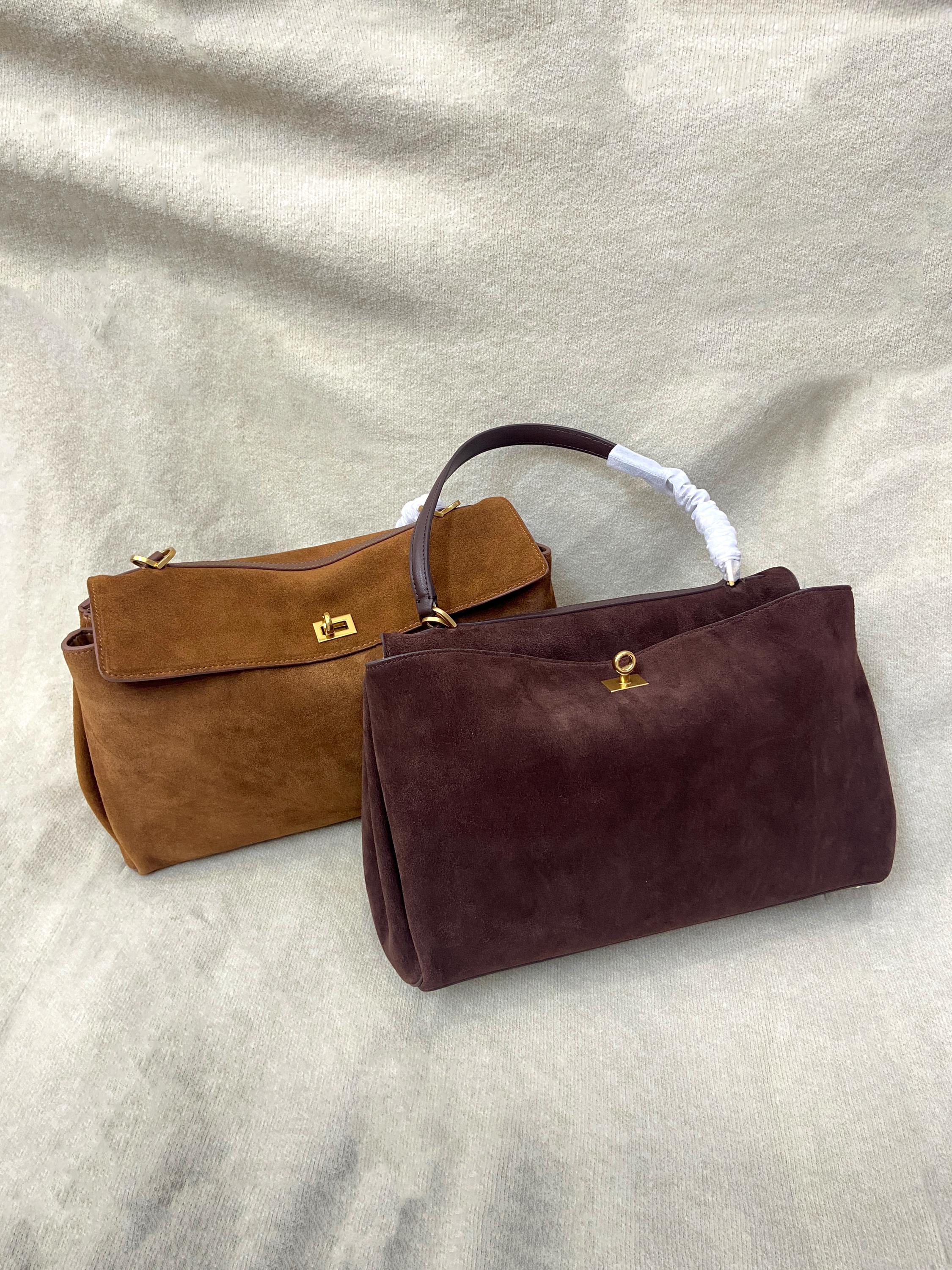 バッグ miumiu archive suede logo moon bag Shop the Miu Miu Fall 2024 Collection - theFashionSpot