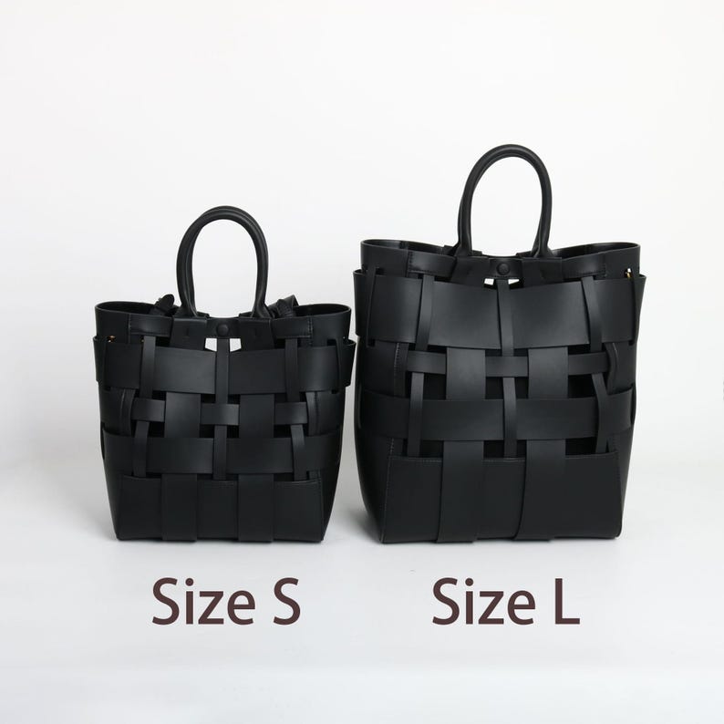 Puede incluir: Dos bolsos tote negros tejidos, etiquetados como "Talla S" y "Talla L". Los bolsos tienen forma rectangular con asa. El patr&oacute;n de tejido es visible y los bolsos est&aacute;n hechos de un material negro liso. El fondo es blanco liso.