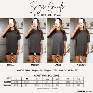Peut inclure: Image d'un guide des tailles pour les t-shirts Comfort Colors 1717. L'image montre un mod&egrave;le portant le t-shirt en quatre tailles : petit, moyen, grand et tr&egrave;s grand. Le tableau des tailles indique les mesures de largeur et de longueur en pouces.