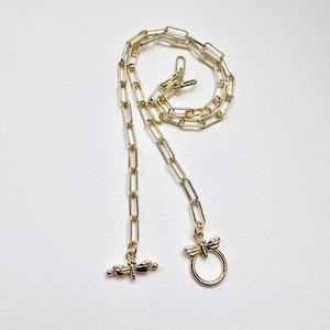 Collier à bascule libellule sur boîte trombone, chaîne plaquée or 14 carats
