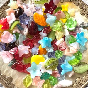 155個以上のヴィンテージドイツガラスフラワー＆リーフビーズ