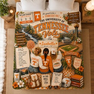 Puede incluir: Una manta con el tema de la Universidad de Tennessee Vols con un collage de imágenes y texto. El diseño incluye el estadio Neyland, las montañas Smoky y el texto "It's great to be a Tennessee Vol!" en naranja y blanco.