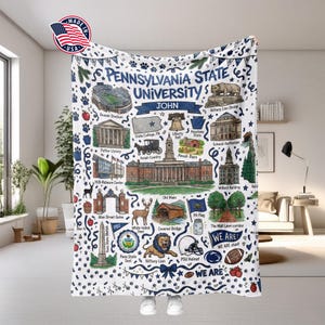 Puede incluir: Manta blanca con una ilustración detallada de los monumentos de la Universidad Estatal de Pensilvania, incluido el Beaver Stadium y el Nittany Lion Shrine. El diseño incorpora texto e iconos azules y blancos.