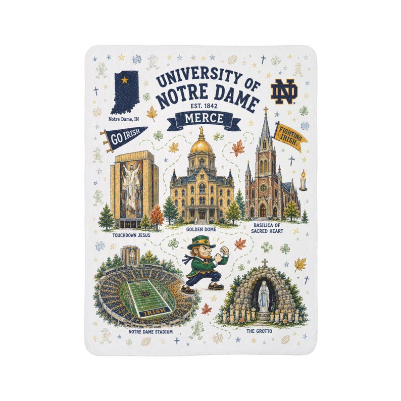 Puede incluir: Una manta de forro polar blanca con un dise&ntilde;o de la Universidad de Notre Dame. Muestra el Golden Dome, la Basilica of the Sacred Heart, Touchdown Jesus, el Notre Dame Stadium y The Grotto, junto a una mascota leprechaun e iconos.