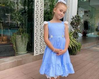 Vestido Dorothy Gingham: Disfraz de peto de encaje de algodón hecho a mano para niña pequeña (cosplay)