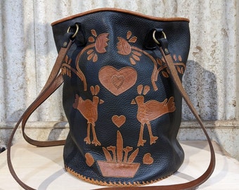 Sac fourre-tout fait à la main avec un motif d'oiseau folklorique