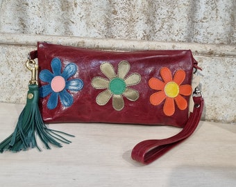 Pochette marguerite rouge foncé avec pampille