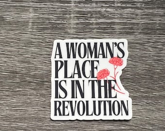Pegatina "El lugar de la mujer está en la revolución". Vinilo feminista para portátiles, botellas de agua, diarios y regalos feministas.
