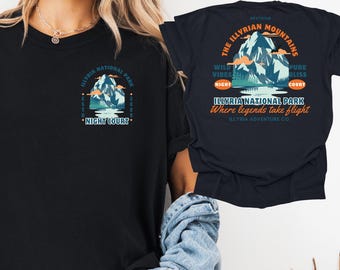 Illyrisches Gebirge Nationalpark |  ACOTAR | Kassianhemd | Azriel | SJM | Illyrer | Sand | Unisex Stückgefärbtes schweres T-Shirt