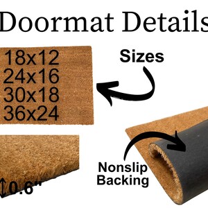 Op de afbeelding: Een bruine kokosmat met de tekst "18x12, 24x16, 30x18, 36x24" erop gedrukt. De mat heeft een antislip rug.