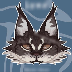 Puede incluir: Una ilustraci&oacute;n de dibujos animados de un gato gris y negro con pelaje blanco alrededor de la cara y el cuello. El gato tiene orejas grandes y ojos marrones. La boca del gato est&aacute; ligeramente abierta, mostrando sus dientes.