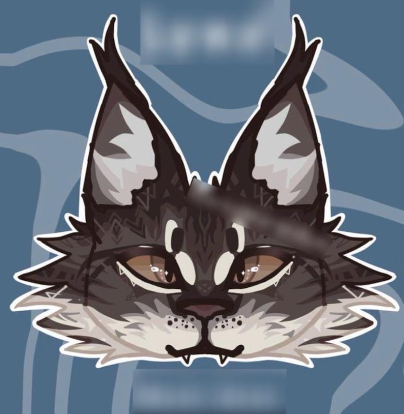 Puede incluir: Una ilustraci&oacute;n de dibujos animados de un gato gris y negro con pelaje blanco alrededor de la cara y el cuello. El gato tiene orejas grandes y ojos marrones. La boca del gato est&aacute; ligeramente abierta, mostrando sus dientes.
