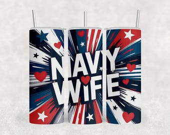 Może przedstawiać: Trzy granatowe, czerwone i białe kubki termiczne z napisem "NAVY WIFE". Projekt zawiera czerwone serca, białe gwiazdy i radialny wzór rozbłysku. Każdy kubek ma srebrną słomkę.