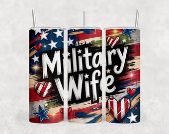 Może przedstawiać: Trzy kubki ze stali nierdzewnej ze słomkami. Kubki mają patriotyczny wzór z białym napisem "Military Wife". Wzór zawiera czerwone, białe i niebieskie gwiazdy, serca i pociągnięcia pędzla, tworząc wygląd przypominający flagę.
