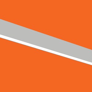 Op de afbeelding: Een witte rechthoekige hanglamp met een zilveren afwerking hangt aan het plafond. De lamp wordt opgehangen met een dunne draad. De lamp is 2,25 inch breed en 1,875 inch hoog.