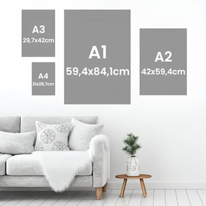 K&ouml;nnte beinhalten: Ein wei&szlig;es Sofa mit einer wei&szlig;en Decke und einem wei&szlig;en Kissen mit Schneeflockenmuster. Ein kleiner Holztisch mit einer wei&szlig;en Vase und einer kleinen gr&uuml;nen Pflanze. Drei graue Rechtecke an der Wand mit dem Text "A1 59,4x84,1cm", "A2 42x59,4cm", und "A3 29,7x42cm" und "A4 21x29,7cm".