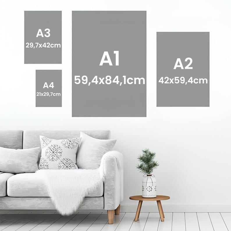 K&ouml;nnte beinhalten: Ein wei&szlig;es Sofa mit einer wei&szlig;en Decke und einem wei&szlig;en Kissen mit Schneeflockenmuster. Ein kleiner Holztisch mit einer wei&szlig;en Vase und einer kleinen gr&uuml;nen Pflanze. Drei graue Rechtecke an der Wand mit dem Text "A1 59,4x84,1cm", "A2 42x59,4cm", und "A3 29,7x42cm" und "A4 21x29,7cm".