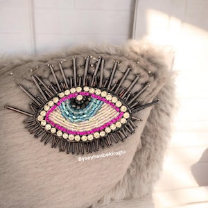 Handgemachte Evil Eye Perlen Brosche - Bunte Halskette mit Kristallen und Perlen - Statement Augen Schmuck