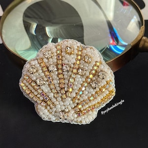 Handgemaakte schelpbroche met kralen, kristal en parel