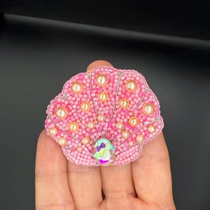 zeeschelpbroche, kralenbroche, handgemaakte sieraden, strandaccessoire, kristallen pin, parelbroche, cadeau oceaanthema, zeemeerminaccessoire
