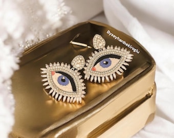 Handgeborduurde boze oog-oorbellen, parel en kristallen hanger