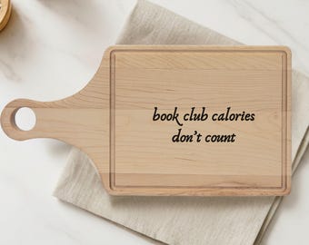 Tabla de cortar de madera grabada – "Las calorías del club de lectura no cuentan" Tabla para servir queso