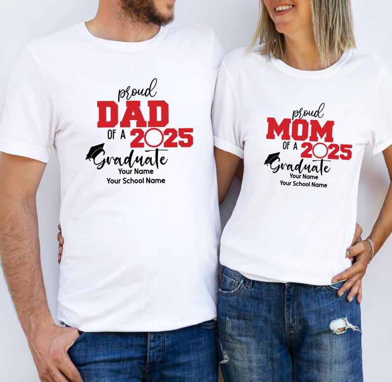 Pu&ograve; includere: Due magliette bianche con testo rosso che dice "Proud Dad of a 2025 Graduate" e "Proud Mom of a 2025 Graduate".