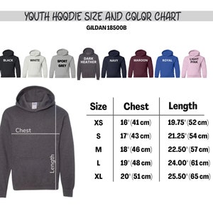Op de afbeelding: Maattabel voor jeugd hoodies met metingen in inches en centimeters. De tabel toont de borst- en lengtemaat voor maten XS, S, M, L en XL. De tabel is gelabeld "Youth Hoodie Size and Color Chart" en "Gildan 18500B".