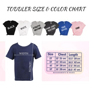 Pu&ograve; includere: Tabella delle taglie per magliette per bambini piccoli in vari colori, tra cui nero, bianco, grigio atletico, grigio scuro, blu reale e rosa. La tabella mostra le misure del torace e della lunghezza in pollici e centimetri per le taglie 2T, 3T, 4T e 5T.