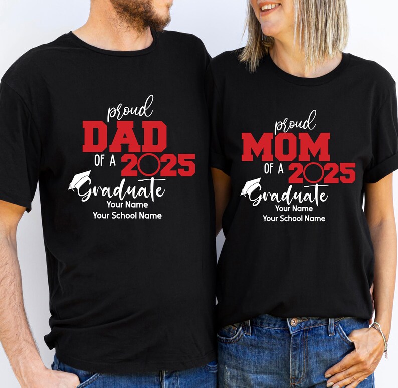 Pu&ograve; includere: Due magliette nere con testo bianco e accenti rossi. Il testo sulla maglietta a sinistra dice "Proud Dad of a 2025 Graduate" e il testo sulla maglietta a destra dice "Proud Mom of a 2025 Graduate".