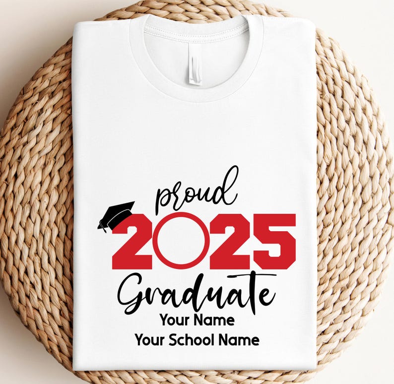 Pu&ograve; includere: Maglietta bianca con testo nero che dice "proud 2025 graduate" con un 2025 rosso. Il testo dice anche "Your Name" e "Your School Name".