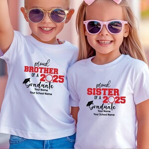 Pu&ograve; includere: Due magliette bianche con testo nero e rosso. Il testo sulla maglietta a sinistra dice "Proud Brother of a 2025 Graduate" e il testo sulla maglietta a destra dice "Proud Sister of a 2025 Graduate".