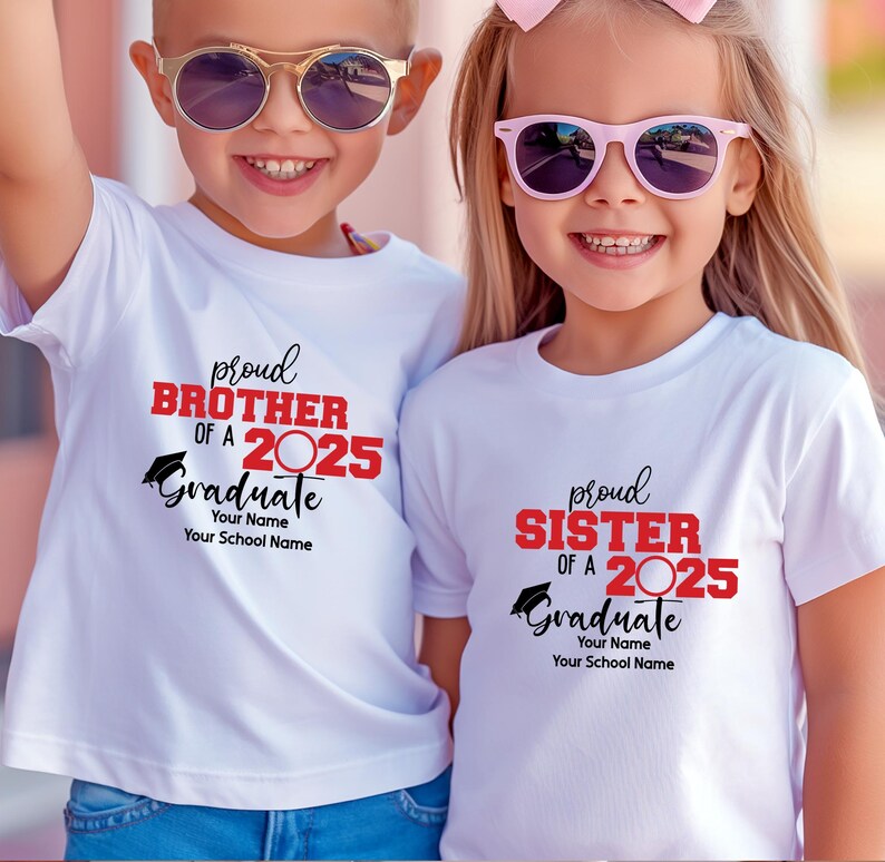 Pu&ograve; includere: Due magliette bianche con testo nero e rosso. Il testo sulla maglietta a sinistra dice "Proud Brother of a 2025 Graduate" e il testo sulla maglietta a destra dice "Proud Sister of a 2025 Graduate".