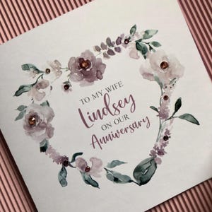 Tarjeta de aniversario de bodas con corazón floral para esposa (rosa) personalizada