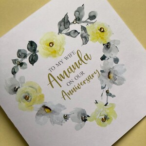 Tarjeta de aniversario de bodas con corazón floral para esposa (amarilla) personalizada