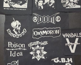 Può includere: Una collezione di toppe in tessuto nero con grafiche e testi serigrafati in bianco per vari gruppi, tra cui Minor Threat, Aus-Rotten, Bikini Kill, The Exploited, Disclose, Oxymoron, Vandals, Poison Idea, G.B.H. e Fear.
