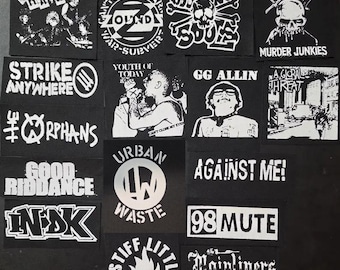Puede incluir: Una colección de parches de tela en blanco y negro con varios logotipos y gráficos de bandas, incluyendo The Havoc, Zounds, Bouncing Souls, GG Allin, Strike Anywhere, Youth of Today, A Global Threat, The Orphans, Good Riddance, Urban Waste, Against Me!, In-DK, 98 Mute, Stiff Little Fingers y Mainliners.