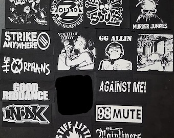 Può includere: Una collezione di toppe in tessuto bianco e nero con vari loghi di band e disegni grafici, tra cui The Havoc, Zounds, Bouncing Souls, GG Allin & The Murder Junkies, Strike Anywhere, The Orphans, Good Riddance, In-DK, Against Me!, 98 Mute e Stiff Little Fingers.