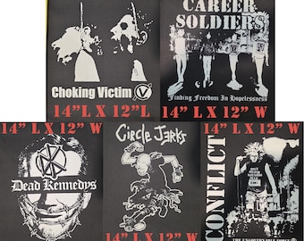 Puede incluir: Cinco parches de tela en blanco y negro con gráficos y texto de bandas punk. Cada parche mide 35,56 cm por 30,48 cm. Los diseños incluyen Choking Victim, Career Soldiers, Dead Kennedys, Circle Jerks y Conflict con sus respectivos logotipos.