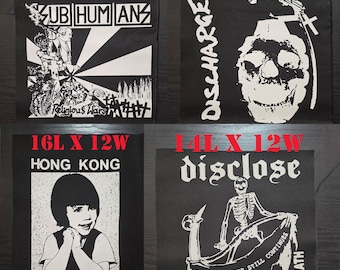 Può includere: Quattro toppe in tessuto nero con grafiche serigrafate bianche. In alto a sinistra: Subhumans Religious Wars, 35,56 x 30,48 cm. In alto a destra: Discharge teschio, 35,56 x 30,48 cm. In basso a sinistra: Hong Kong Fucking Kill Your Family, 40,64 x 30,48 cm. In basso a destra: Disclose Das Nightmare Still Continues, 35,56 x 30,48 cm.