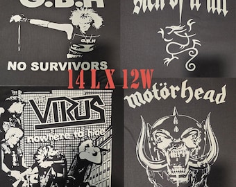 Puede incluir: Un conjunto de cuatro parches de tela negra con gráficos y texto de bandas serigrafiados en blanco, incluyendo Charged G.B.H No Survivors, Sick of It All, The Virus Nowhere to Hide y Motörhead. Los parches miden 35,56 cm de largo por 30,48 cm de ancho.