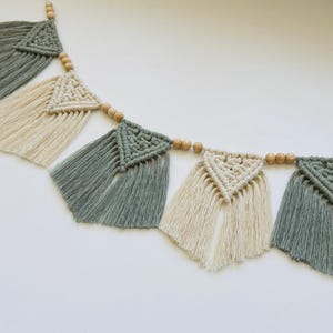 Wimpelkette Salbei Grün Natur / Makramee / Deko / Girlande/ Camper / Wohnwagen / Knotenpunk13 /Geschenkidee / Dekoidee / Macrame