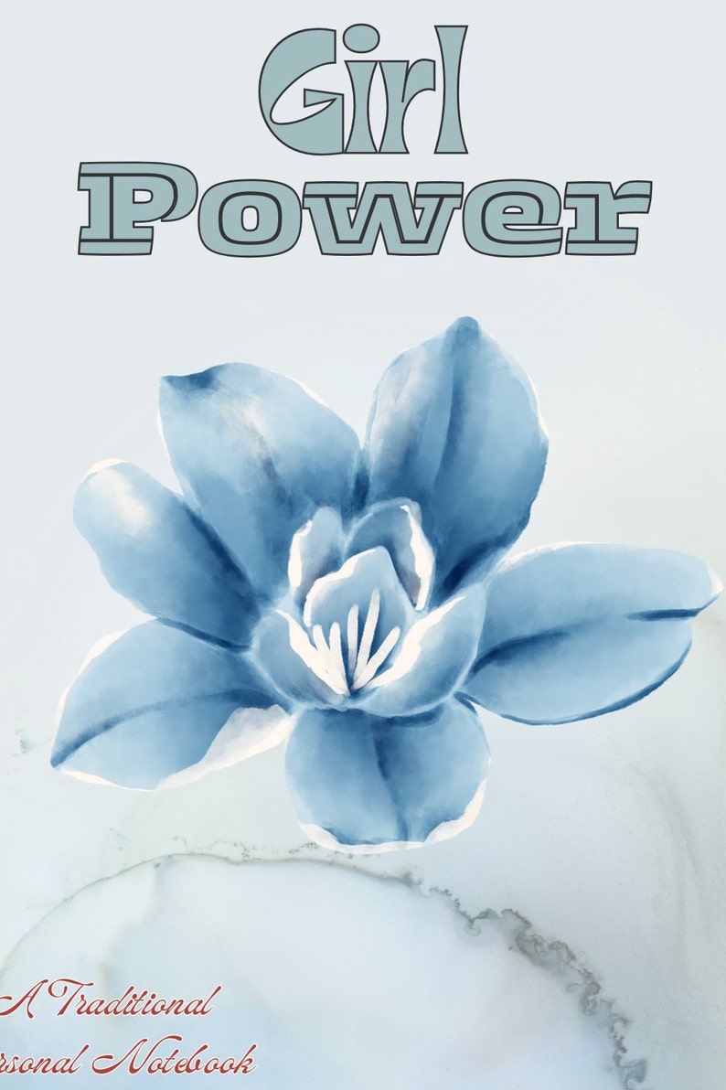 K&ouml;nnte beinhalten: Eine blaue Aquarellblume mit wei&szlig;em Zentrum auf hellblauem Hintergrund. Der Text "Girl Power" ist in hellblauer Schrift mit schwarzem Umriss. Der Text "A Traditional Personal Notebook" ist in roter Kursivschrift am unteren Rand des Bildes.