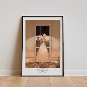 Può includere: Un poster incorniciato con un'illustrazione in stile vintage di una donna in un abito bianco in piedi in una porta. La donna guarda in basso e il testo "Phantom Thread" è in fondo al poster.