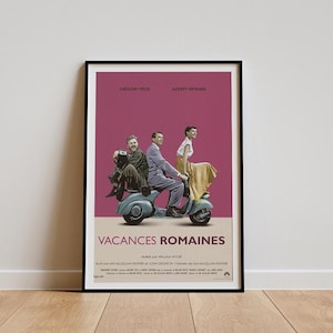 Puede incluir: Póster enmarcado de la película "Vacaciones en Roma" con Gregory Peck y Audrey Hepburn. El póster tiene un fondo burdeos con el título de la película en francés e imágenes de los actores en una moto.