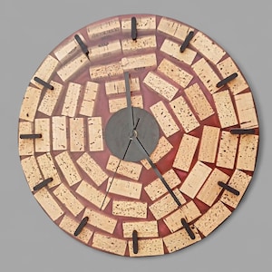 horloge murale en résine époxy et bouchons en liège