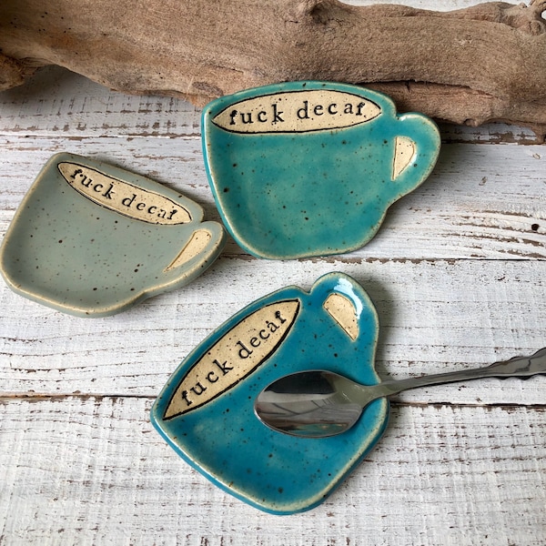 fait sur commande Cuillère en céramique estampillée repos -fuck décaféiné- -Plat de bibelots- estampillé- cadeau- hôtesse- poterie- porte-café- buveur de café- cadeau amusant